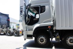 中国重汽 斯太尔DM5G重卡 280马力 6X2 9.4米厢式载货车(ZZ5253XXYM56CGE1)