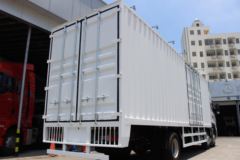 中国重汽 斯太尔DM5G重卡 280马力 6X2 9.4米厢式载货车(ZZ5253XXYM56CGE1)