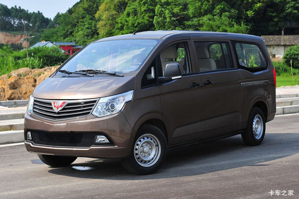 五菱 征程 2015款 豪华型 133马力 1.8L 7座面包车