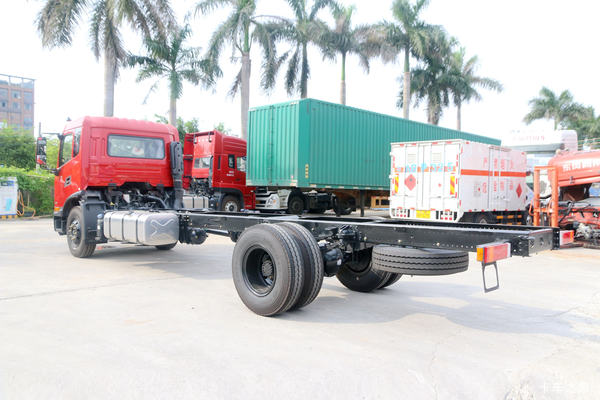 天锦KR中卡 绿通版 220马力 4X2 8米厢式载货车(高顶)