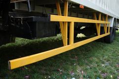 江铃 凯威中卡 156马力 4X2 6.1米排半厢式载货车(JX5090XXYXPRC2)