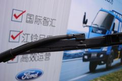 江铃 凯威中卡 156马力 4X2 6.1米排半厢式载货车(JX5090XXYXPRC2)