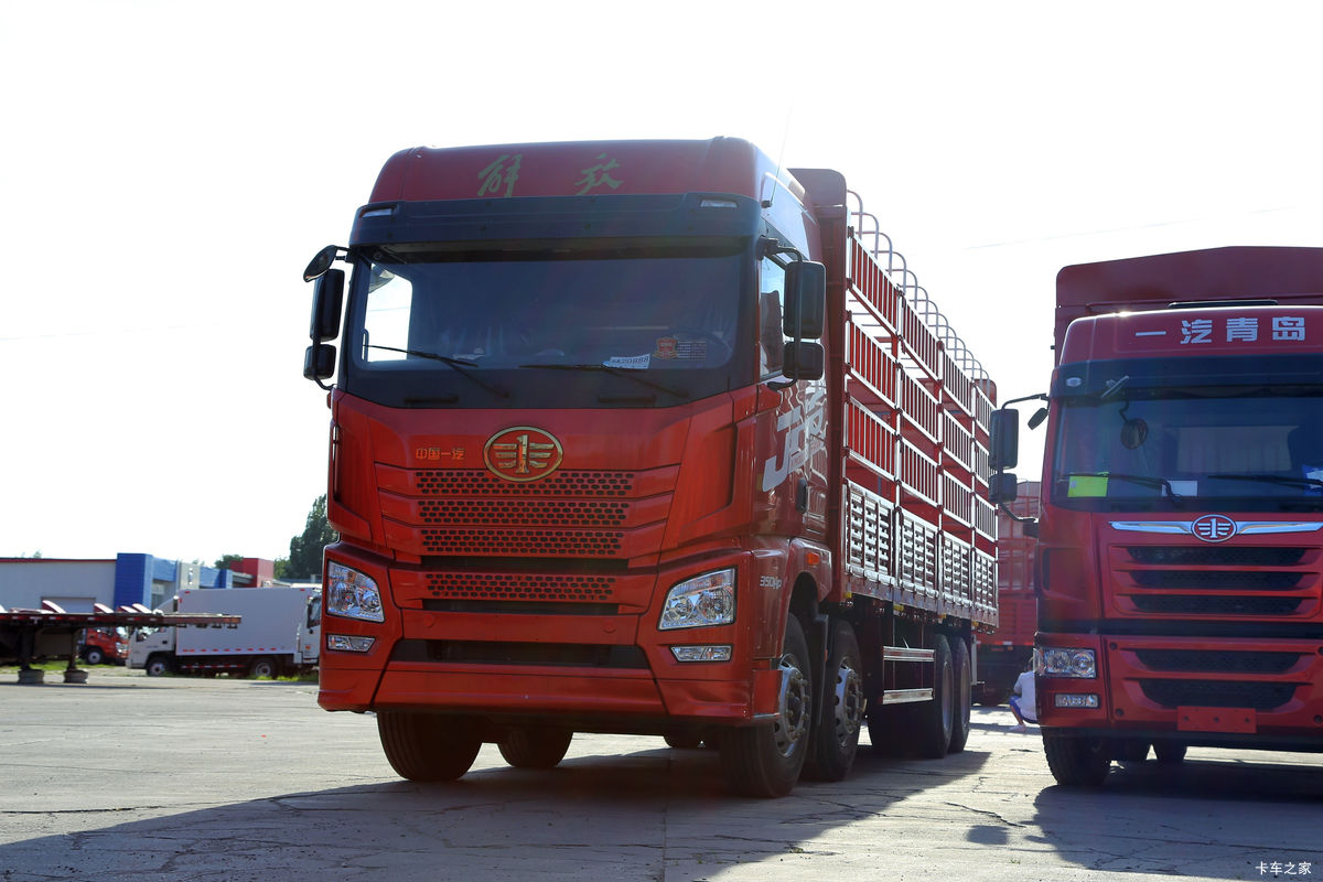 青岛解放 JH6重卡 460马力 8X4 9.5米仓栅式载货车