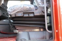 青岛解放 JH6重卡 350马力 8X4 9.5米仓栅式载货车(CA5310CCYP25K2L7T4E5A80)