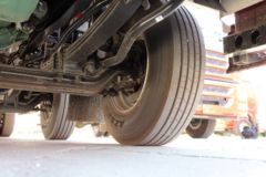 青岛解放 JH6重卡 350马力 8X4 9.5米仓栅式载货车(CA5310CCYP25K2L7T4E5A80)