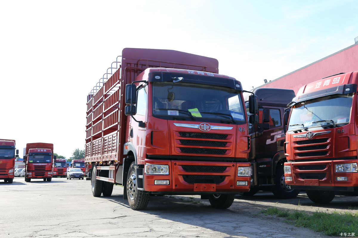 青岛解放 龙VH中卡 180马力 4X2 6.65米仓栅式载货车