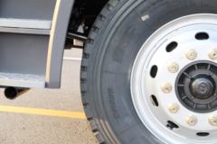 青岛解放 龙VH中卡 220马力 南方版 4X2 6.75米仓栅式载货车(CA5189CCYPK2L2E5A80)