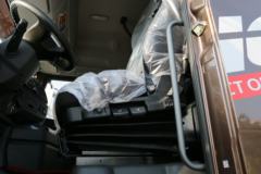 青岛解放 JH6重卡 南方版 420马力 8X4 9.5米仓栅式载货车(CA5310CCYP25K2L7T4E5A80)