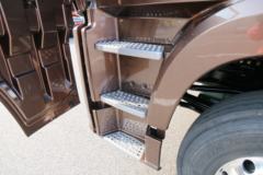 青岛解放 JH6重卡 南方版 420马力 8X4 9.5米仓栅式载货车(CA5310CCYP25K2L7T4E5A80)