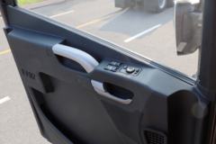 青岛解放 JH6重卡 南方版 420马力 8X4 9.5米仓栅式载货车(CA5310CCYP25K2L7T4E5A80)