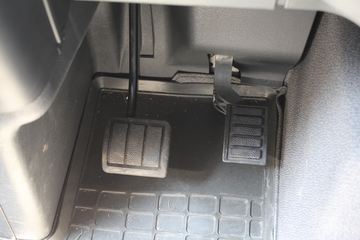 �ֶ��� FH16�ؿ� 700���� 4X2 ǣ����ͼƬ