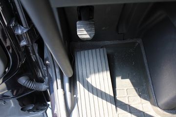 �ֶ��� FH16�ؿ� 700���� 4X2 ǣ����ͼƬ