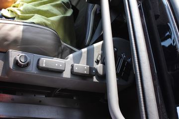 �ֶ��� FH16�ؿ� 700���� 4X2 ǣ����ͼƬ