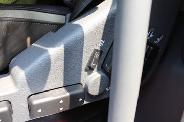 �ֶ��� FH16�ؿ� 700���� 4X2 ǣ����ͼƬ