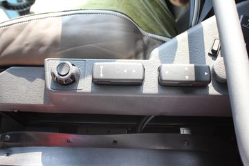 �ֶ��� FH16�ؿ� 700���� 4X2 ǣ����ͼƬ