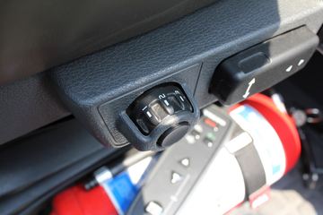 �ֶ��� FH16�ؿ� 700���� 4X2 ǣ����ͼƬ