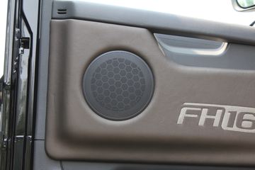 �ֶ��� FH16�ؿ� 700���� 4X2 ǣ����ͼƬ