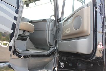 �ֶ��� FH16�ؿ� 700���� 4X2 ǣ����ͼƬ