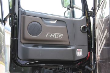 �ֶ��� FH16�ؿ� 700���� 4X2 ǣ����ͼƬ