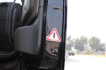 �ֶ��� FH16�ؿ� 700���� 4X2 ǣ����ͼƬ