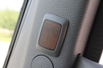 �ֶ��� FH16�ؿ� 700���� 4X2 ǣ����ͼƬ