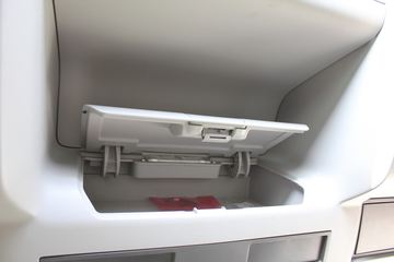 �ֶ��� FH16�ؿ� 700���� 4X2 ǣ����ͼƬ