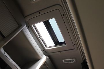 �ֶ��� FH16�ؿ� 700���� 4X2 ǣ����ͼƬ