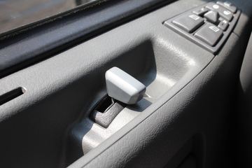 �ֶ��� FH16�ؿ� 700���� 4X2 ǣ����ͼƬ