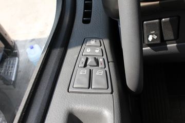 �ֶ��� FH16�ؿ� 700���� 4X2 ǣ����ͼƬ