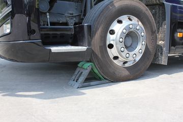 �ֶ��� FH16�ؿ� 700���� 4X2 ǣ����ͼƬ