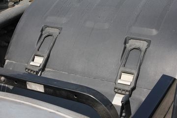 �ֶ��� FH16�ؿ� 700���� 4X2 ǣ����ͼƬ