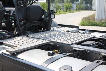 �ֶ��� FH16�ؿ� 700���� 4X2 ǣ����ͼƬ