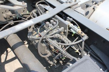 �ֶ��� FH16�ؿ� 700���� 4X2 ǣ����ͼƬ