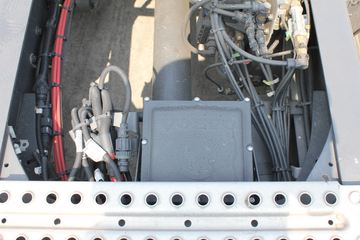 �ֶ��� FH16�ؿ� 700���� 4X2 ǣ����ͼƬ