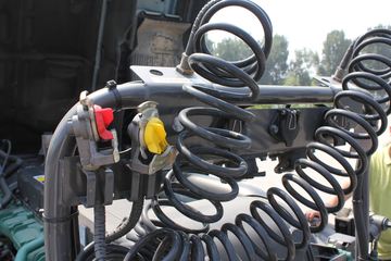 �ֶ��� FH16�ؿ� 700���� 4X2 ǣ����ͼƬ