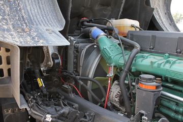 �ֶ��� FH16�ؿ� 700���� 4X2 ǣ����ͼƬ