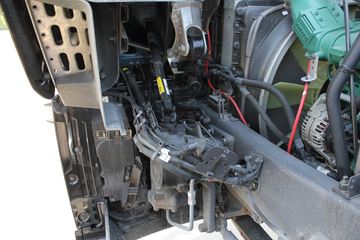 �ֶ��� FH16�ؿ� 700���� 4X2 ǣ����ͼƬ