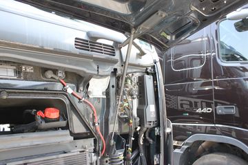 �ֶ��� FH16�ؿ� 700���� 4X2 ǣ����ͼƬ