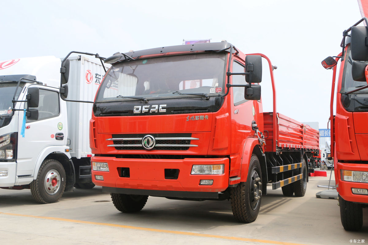 东风 多利卡D8 156马力 4X2 5.75米排半栏板载货车
