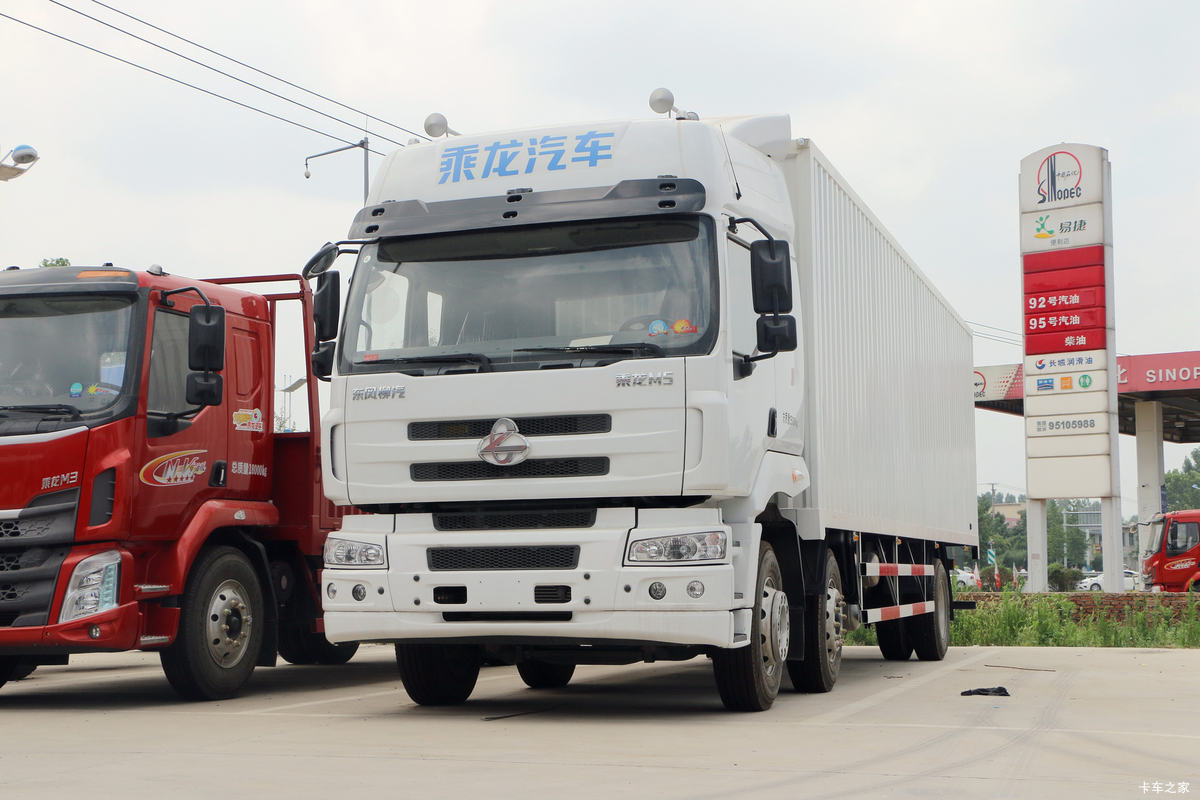 东风柳汽 乘龙M5重卡 270马力 6X2 9.6米厢式快递车