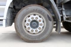 东风柳汽 乘龙M5重卡 270马力 6X2 9.6米厢式快递车(LZ5250XXYM5CB)