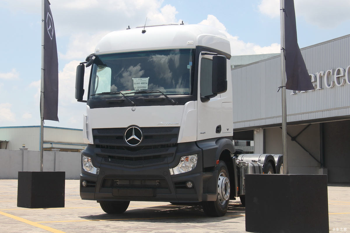 奔驰 新Actros重卡 450马力 6X2公路牵引车(型号2645 LSDNA)