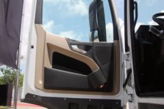 奔驰 新Actros重卡 450马力 6X2公路牵引车(型号2645 LSDNA)