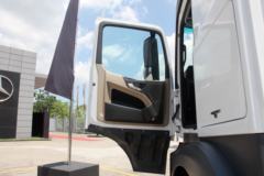 奔驰 新Actros重卡 450马力 6X2公路牵引车(型号2645 LSDNA)