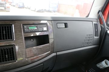 һ����� J6L�п� 2018�� �ʻݰ� 180���� 4X2 6.75�������ػ���(CA1180P62K1L4E5)ͼƬ