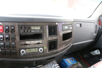 һ����� J6L�п� 2018�� �ʻݰ� 180���� 4X2 6.75�������ػ���(CA1180P62K1L4E5)ͼƬ