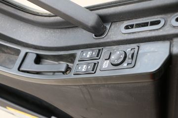 һ����� J6L�п� 2018�� �ʻݰ� 180���� 4X2 6.75�������ػ���(CA1180P62K1L4E5)ͼƬ