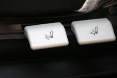 青岛解放 悍V重卡 260马力 6X2 9.5米翼开启厢式载货车(CA5250XYKP1K2L7T3E5A80)