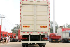 青岛解放 悍V重卡 260马力 6X2 9.5米翼开启厢式载货车(CA5250XYKP1K2L7T3E5A80)