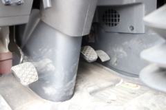 青岛解放 龙VH中卡 180马力 4X2 6.75米仓栅式载货车(大柴)(CA5189CCYPK2L2E5A80)